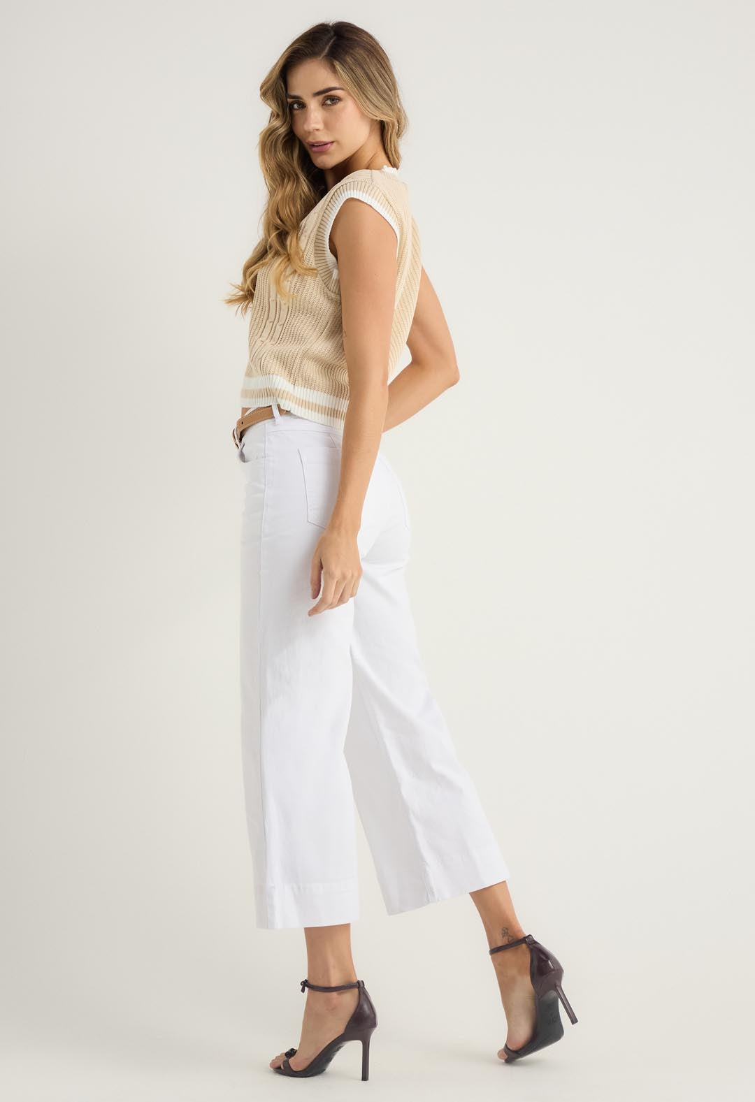 Pantalón culotte blanco con correa para mujeres