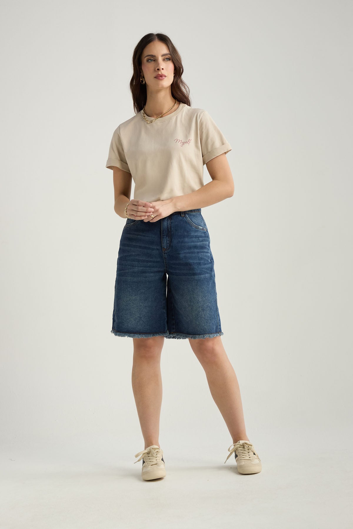 Bermuda lavado oscuro con bota desflecada para mujer