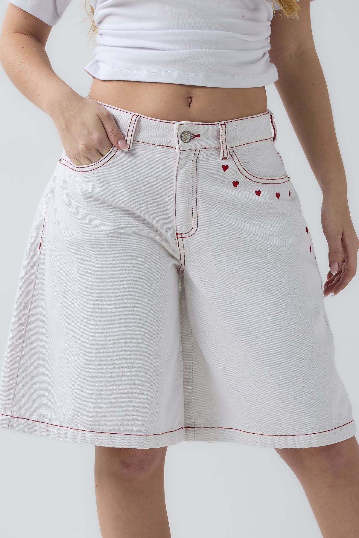Bermuda blanca con pespunte para jóvenes