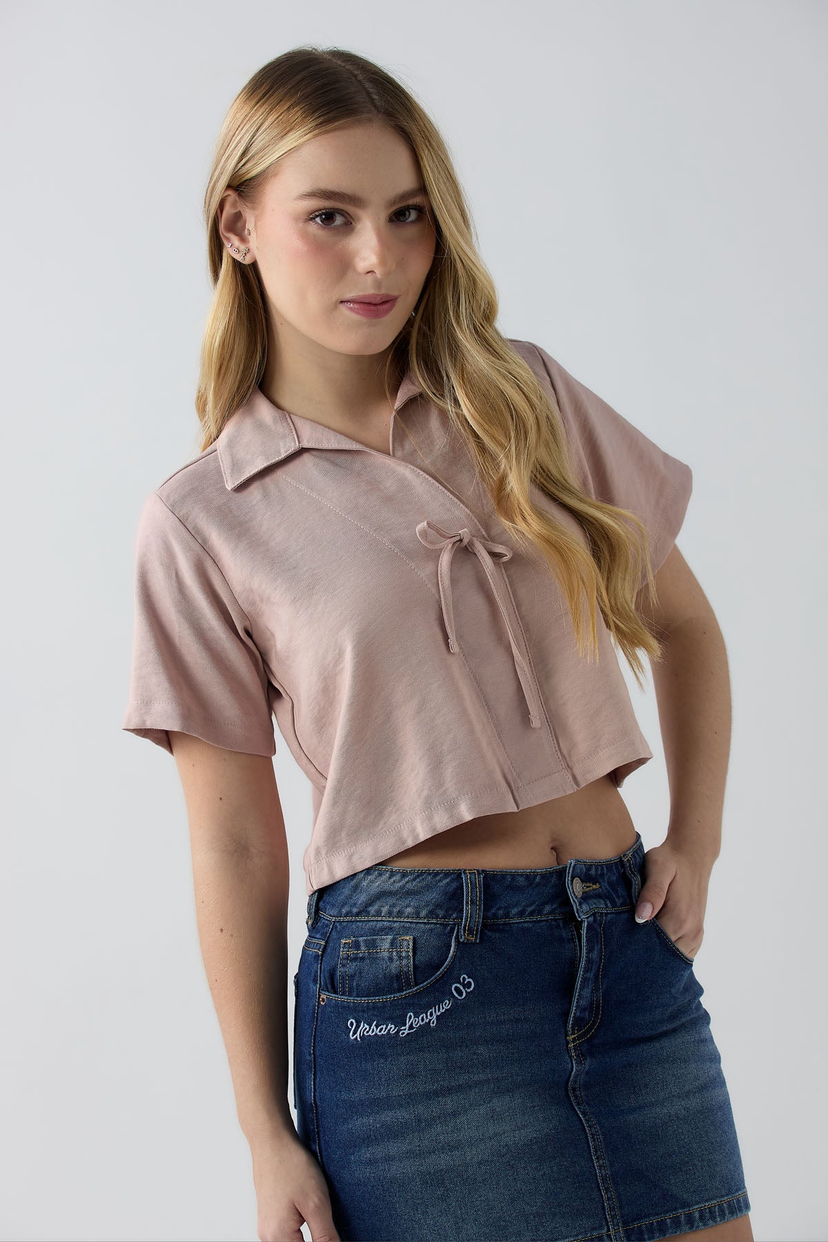 Blusa rosa con moño decorativo en frente para jóvenes
