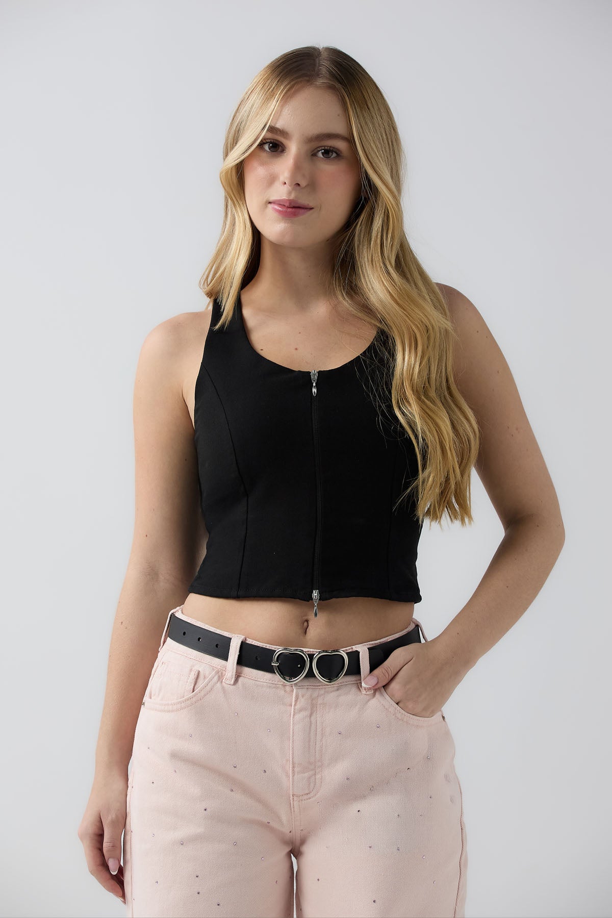 Blusa negra de manga sisa con cierre en frente para jóvenes