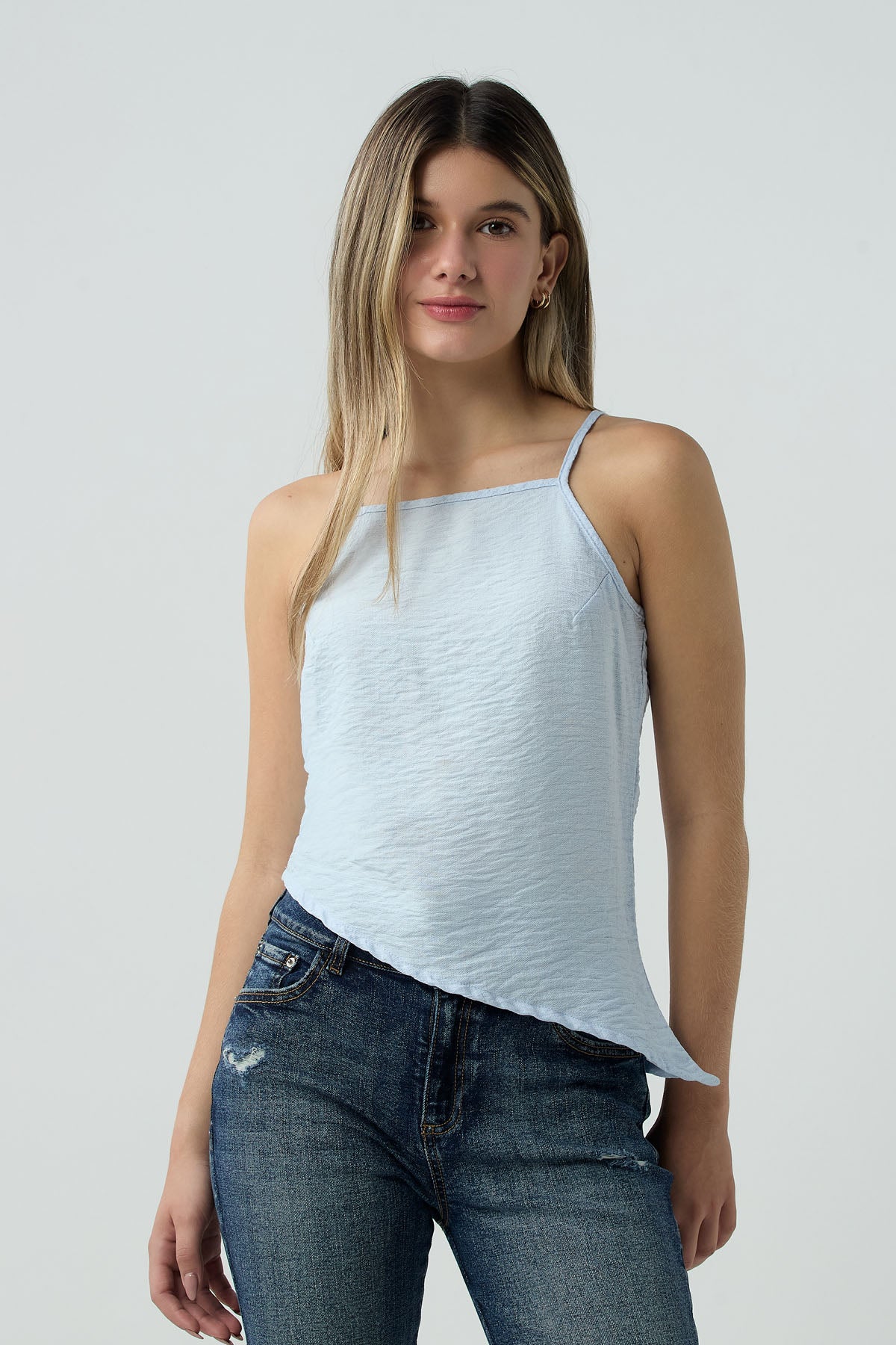 Blusa azul claro con ruedo asimetrico para jóvenes