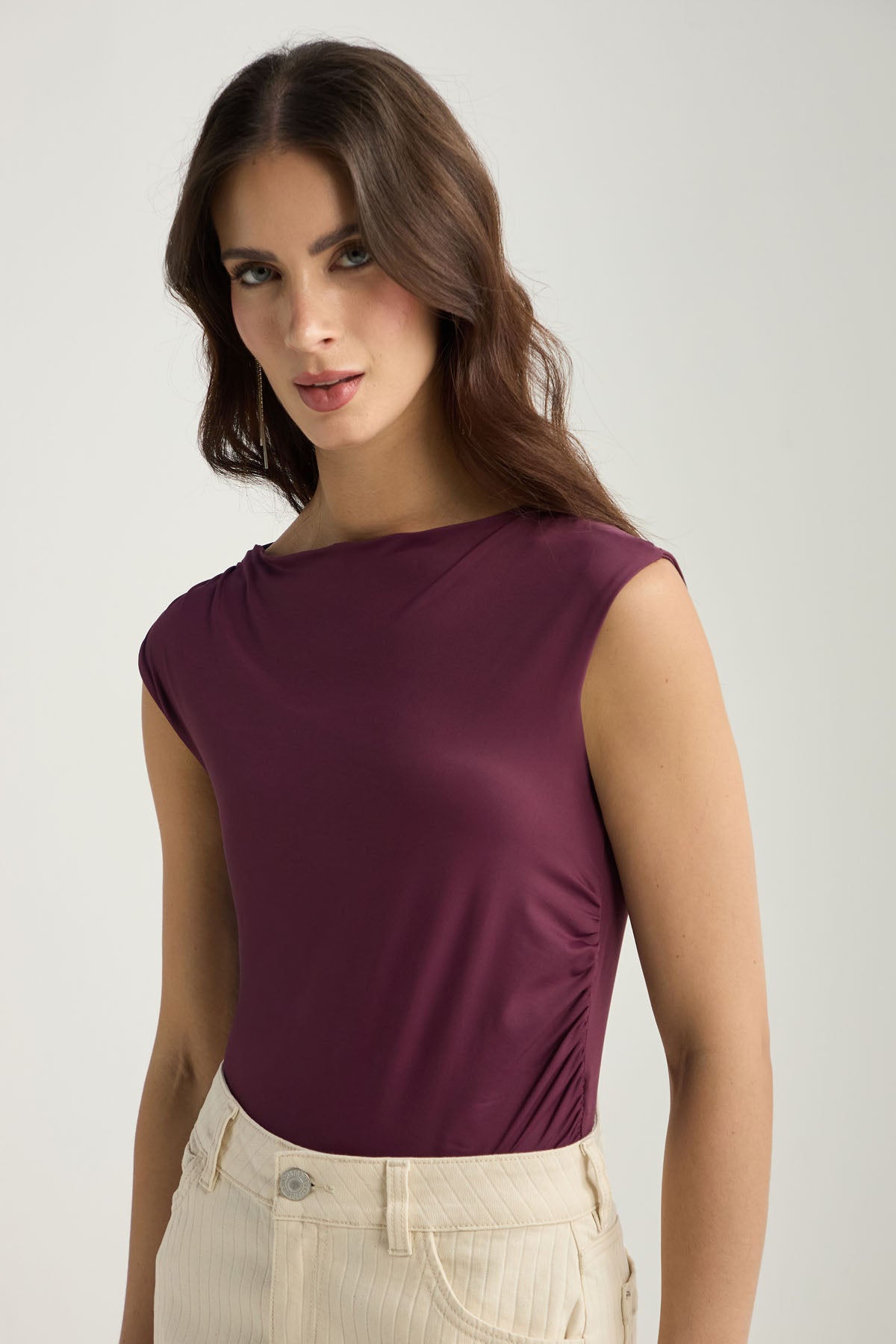 Body vino tinto con recogido en costados para mujer