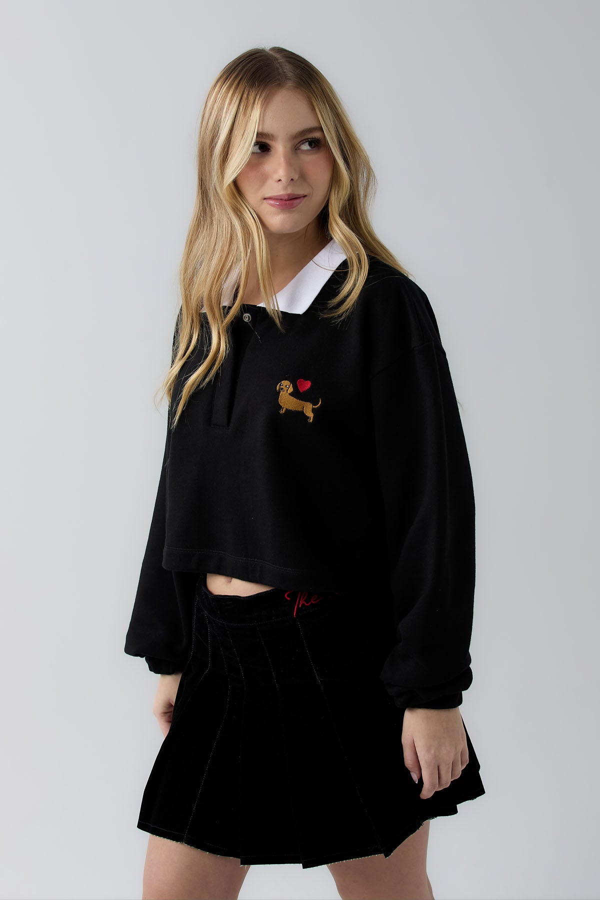 Buzo tipo polo negro estampado para jóvenes