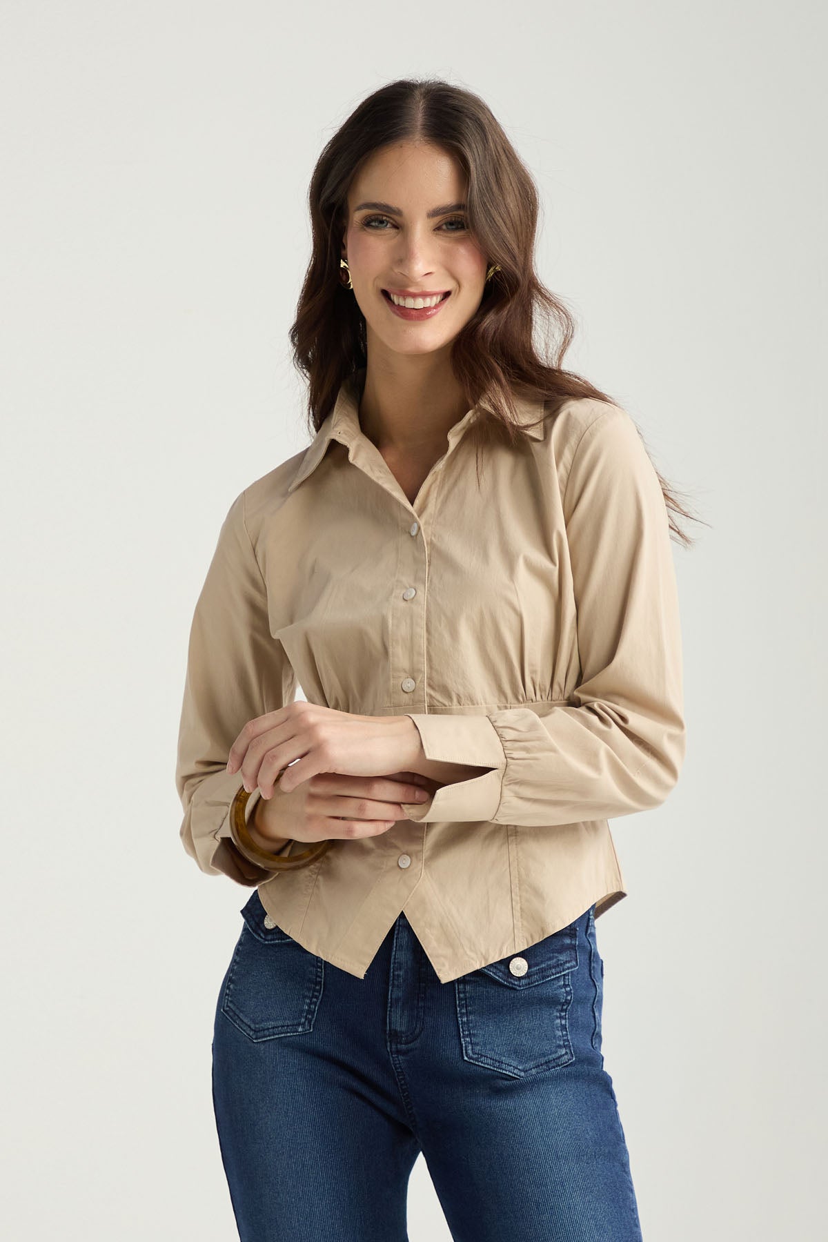 Camisa arena con cortes en frente para mujer