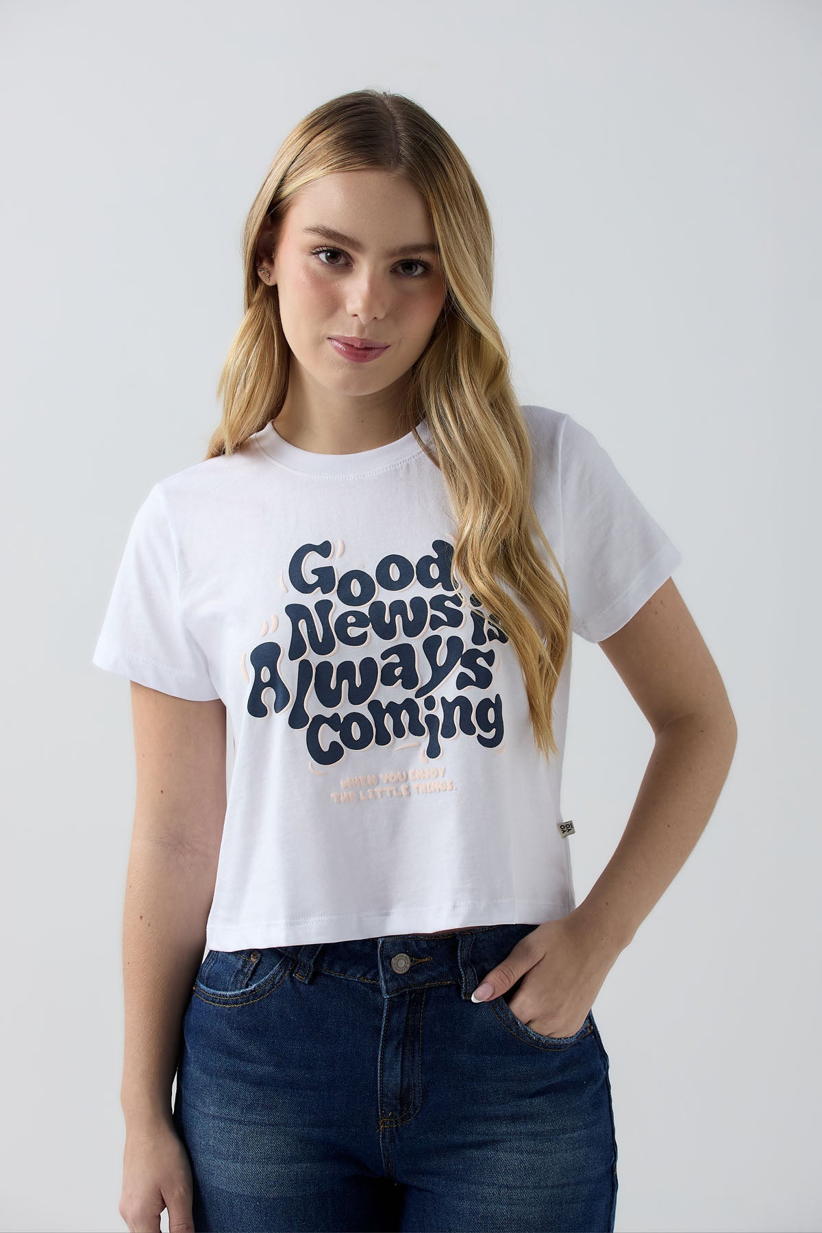 Camiseta blanca de manga corta para jóvenes
