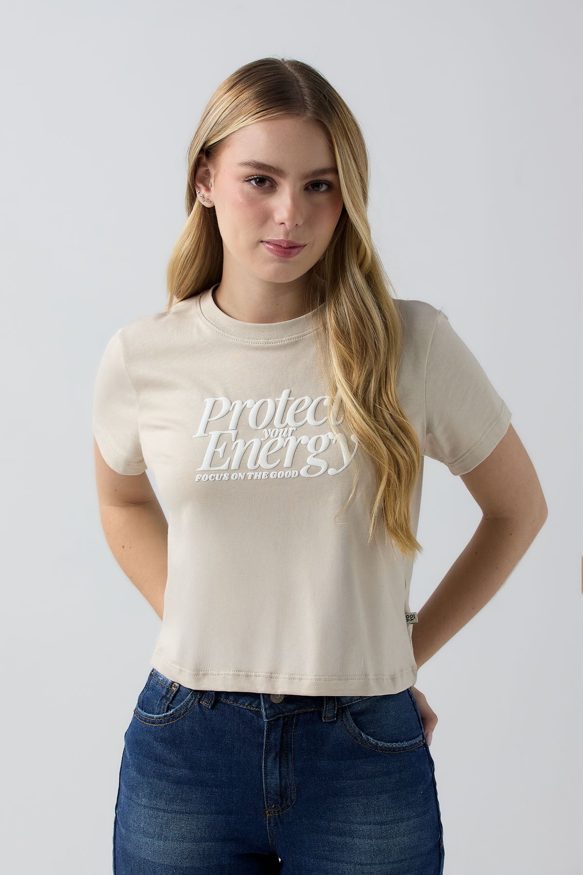 Camiseta arena con estampado para jóvenes
