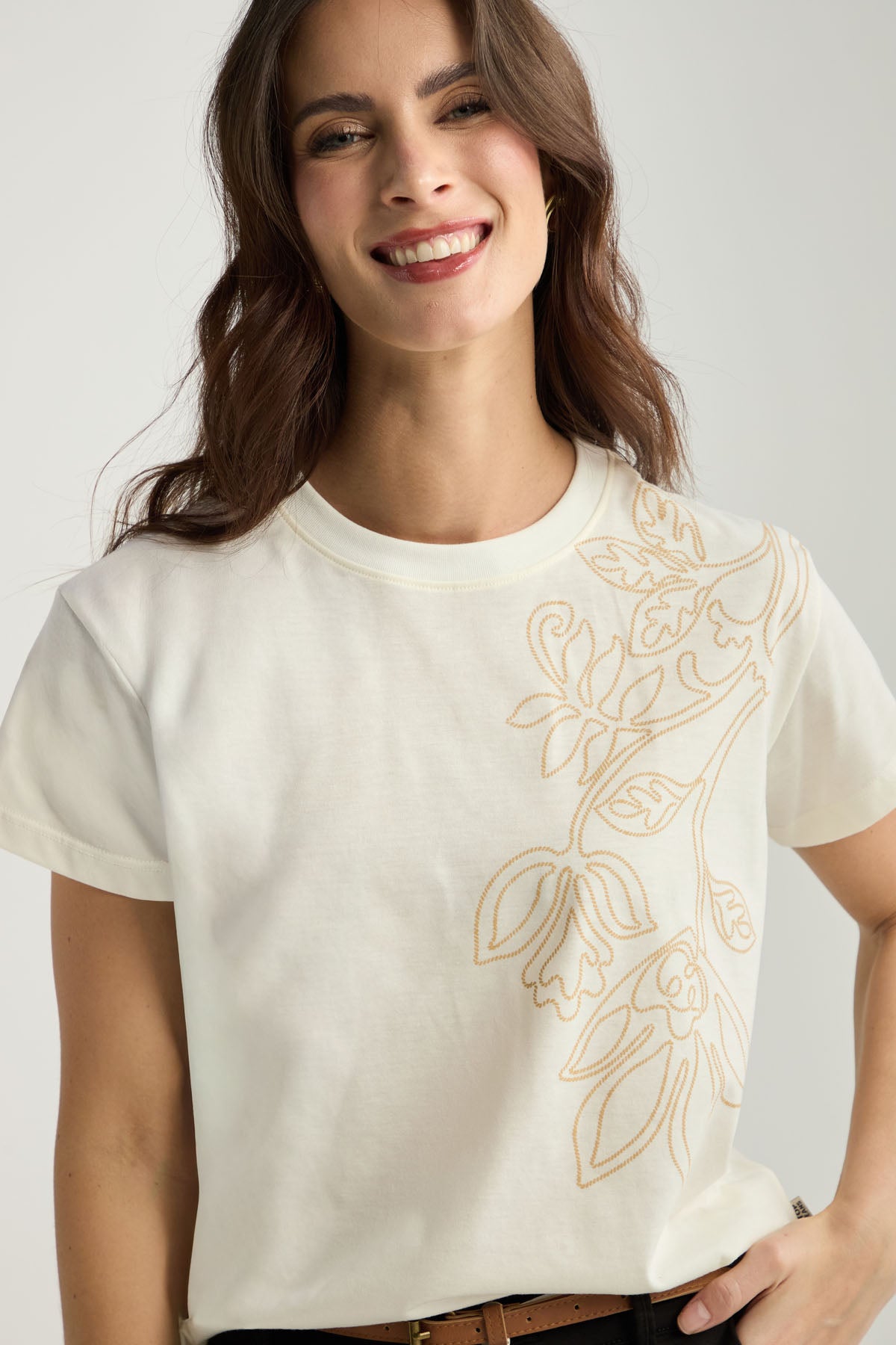 Camiseta marfil con estampado en frente para mujer