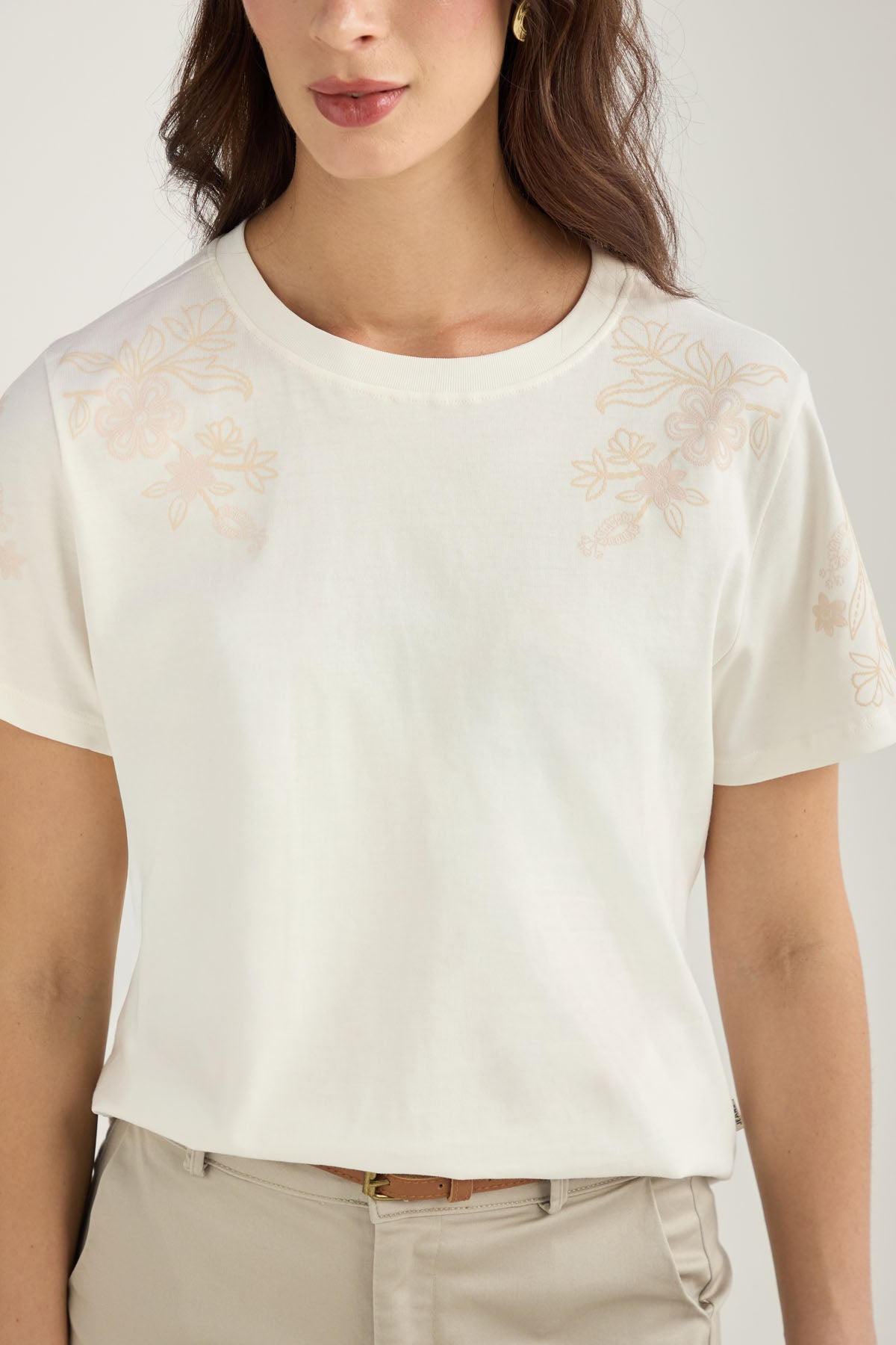 Camiseta marfil estampada en hombros para mujer