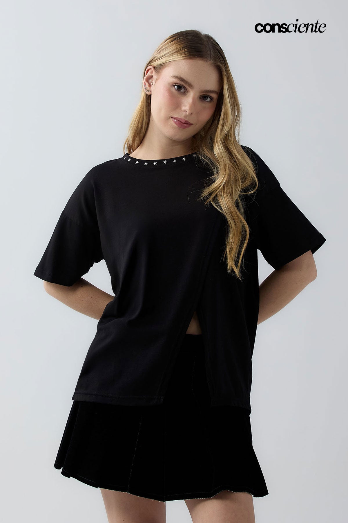 Camiseta negra asimetrica para jóvenes