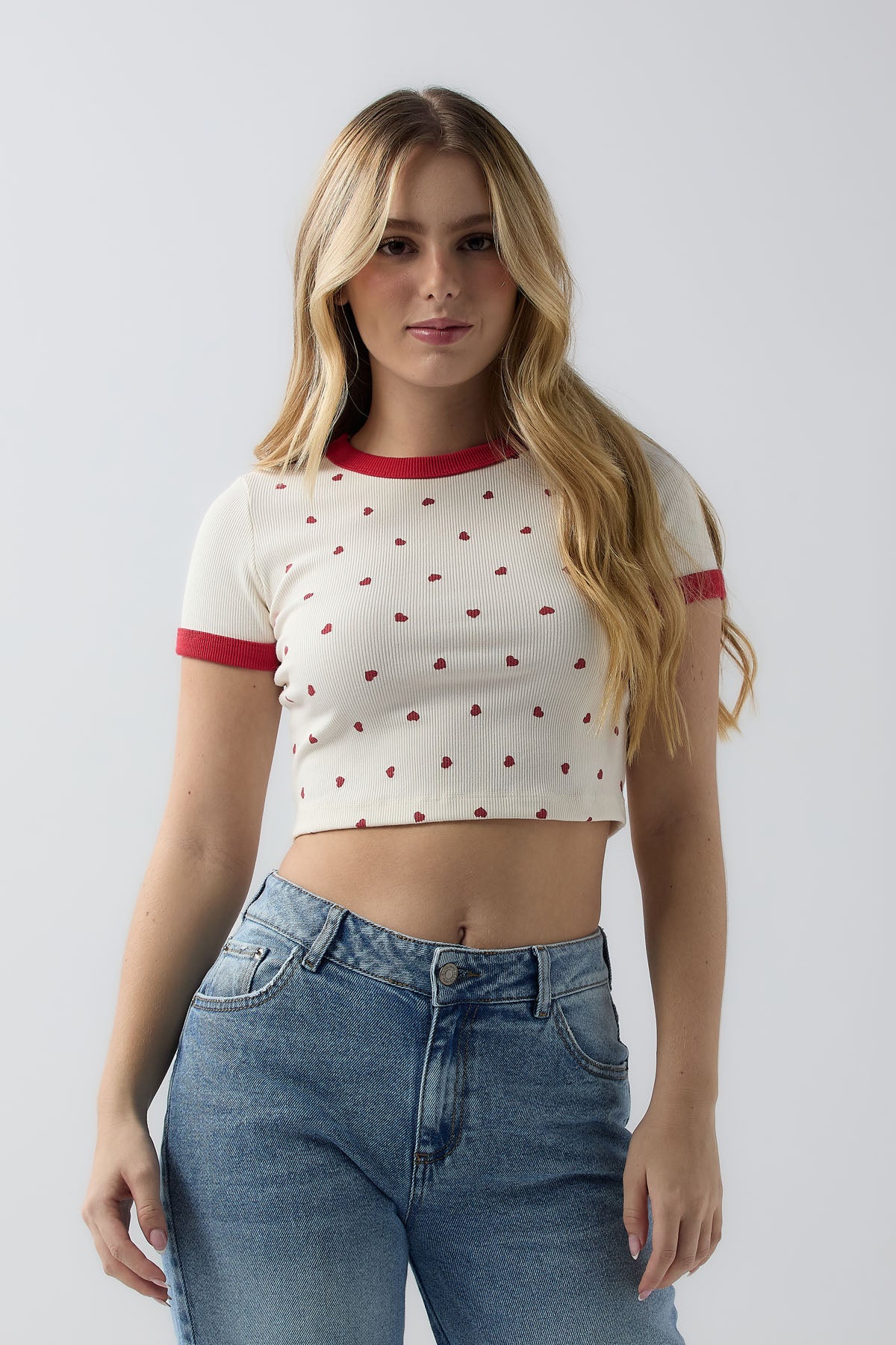 Camiseta marfil con cuello en contraste para jóvenes