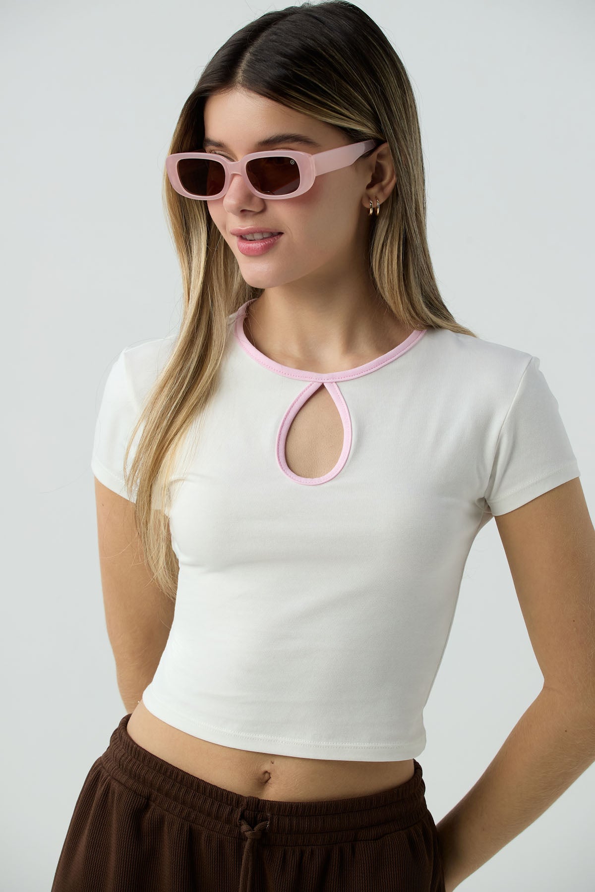 Camiseta marfil con sesgos en contraste para jóvenes