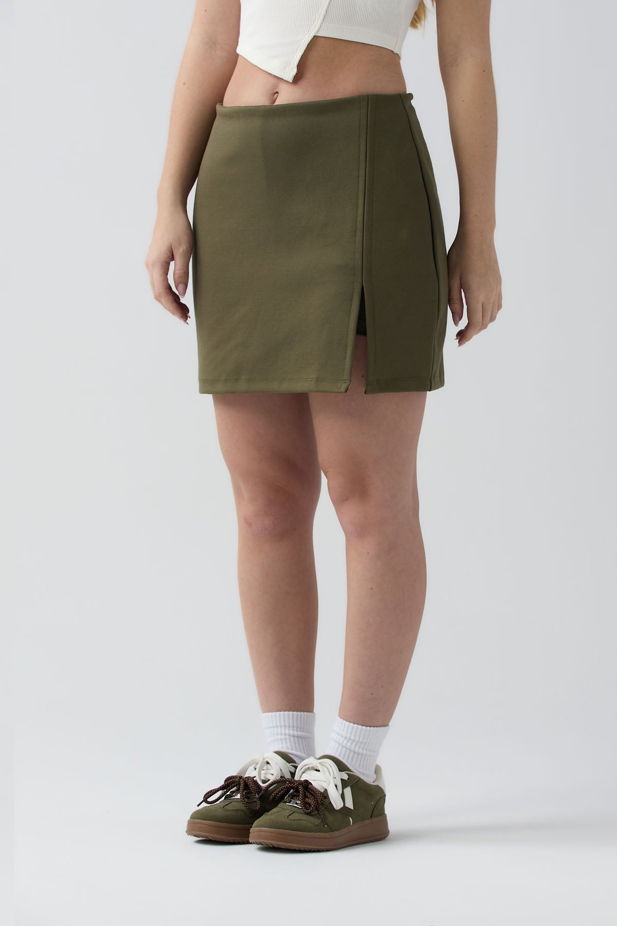 Falda verde militar con abertura en costado para jóvenes