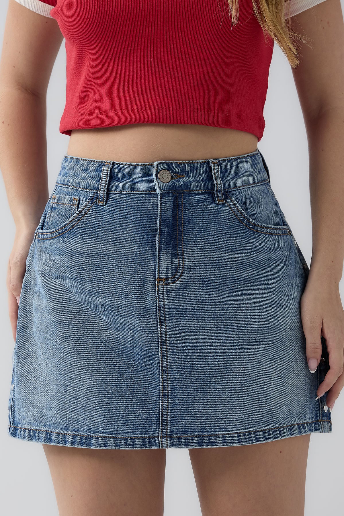 Falda de tiro alto en lavado medio con apliques en forma de corazón para jóvenes