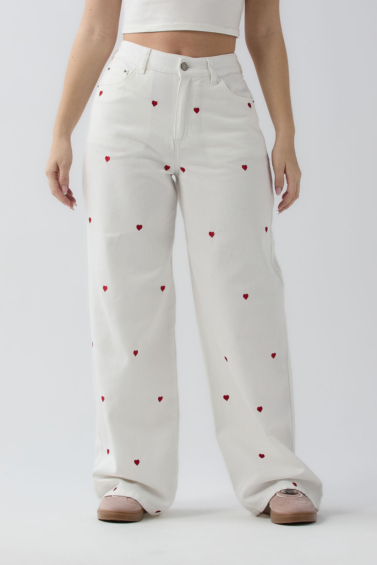 Pantalón retromom en tono marfil con corazones bordados para jóvenes
