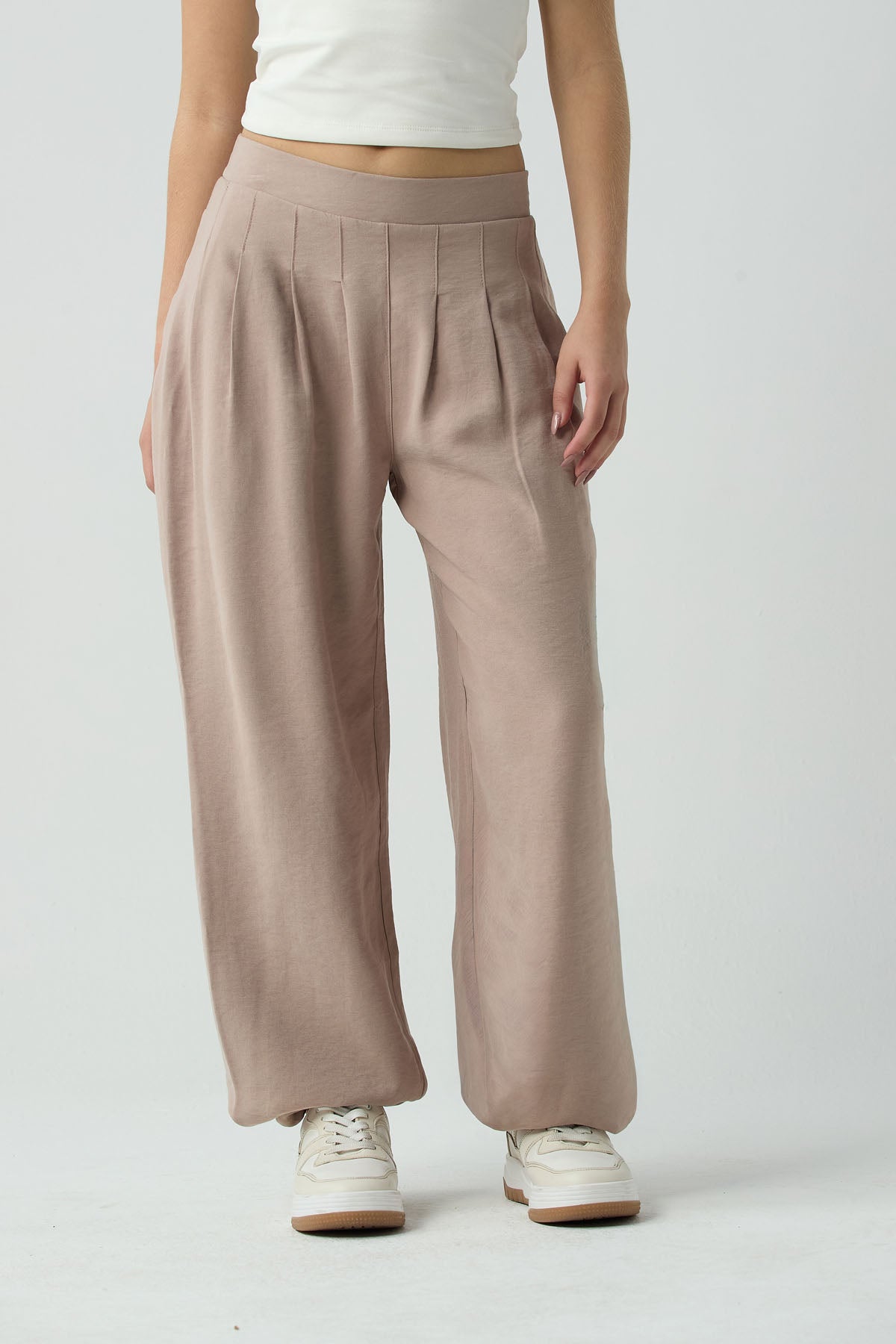 Pantalón arena con recogido en ruedo para jóvenes.