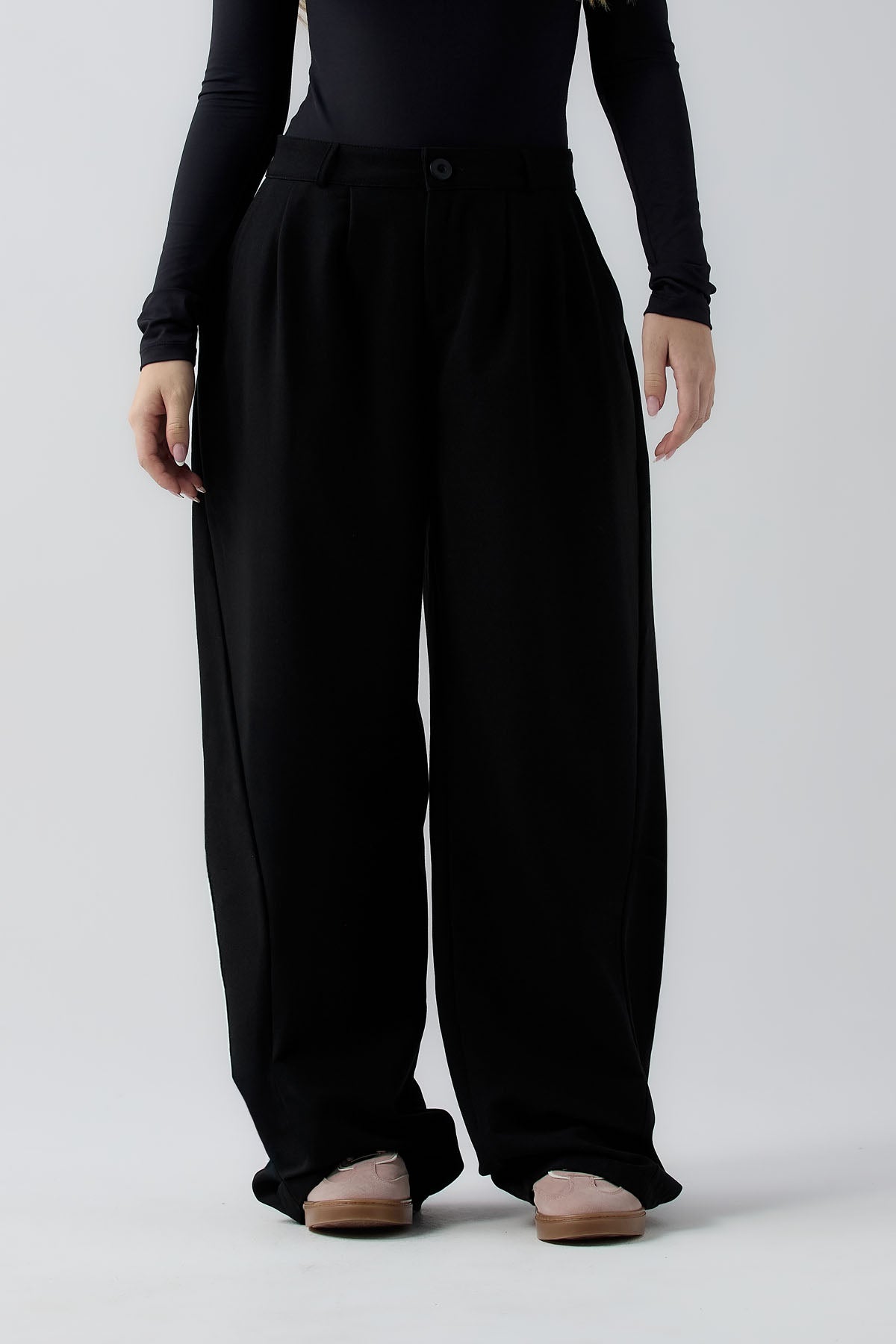 Pantalón negro con pinzas en frente y fondo entero para jóvenes