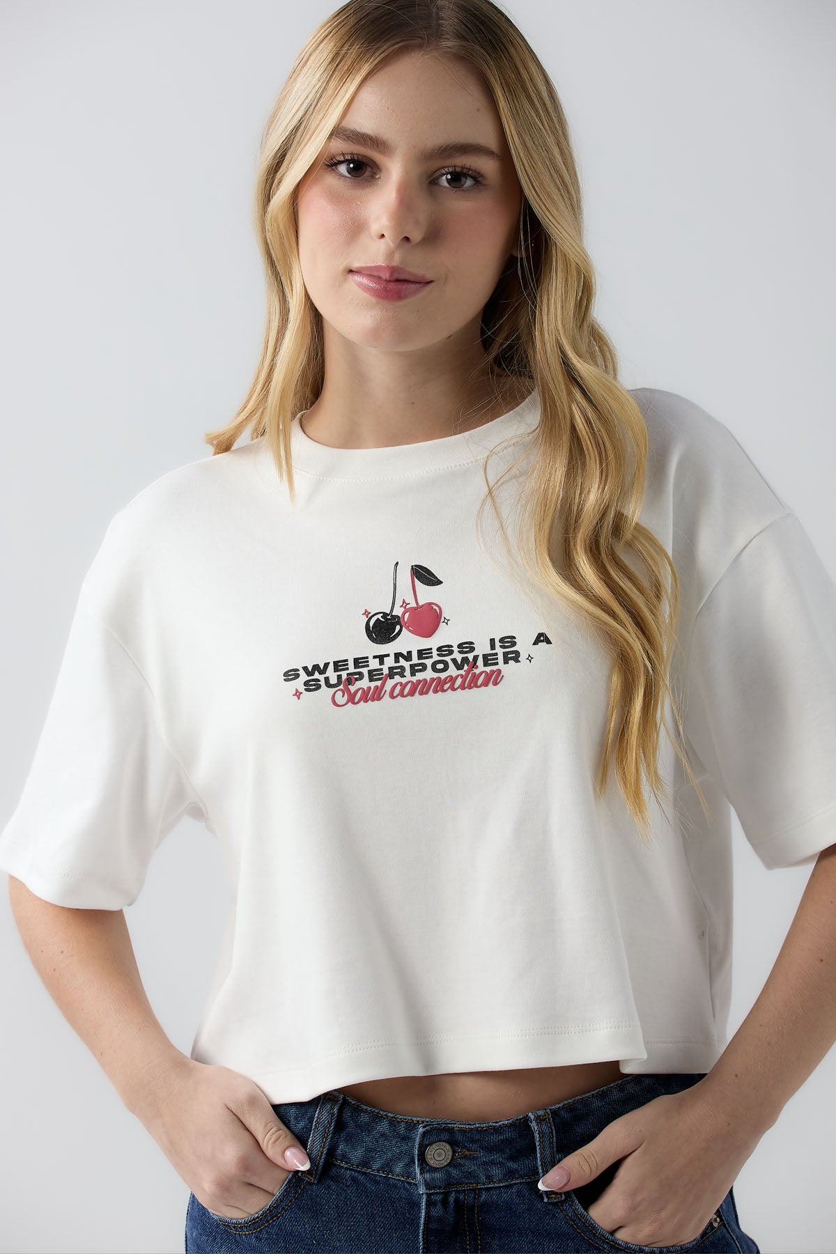 Camiseta marfil de manga corta con estampado delantero y en espalda para jóvenes