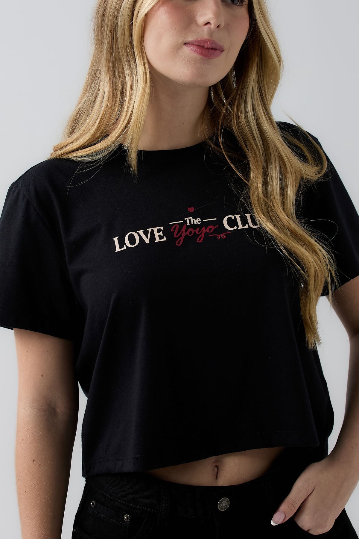Camiseta color negro de manga corta y estampado delantero para jóvenes