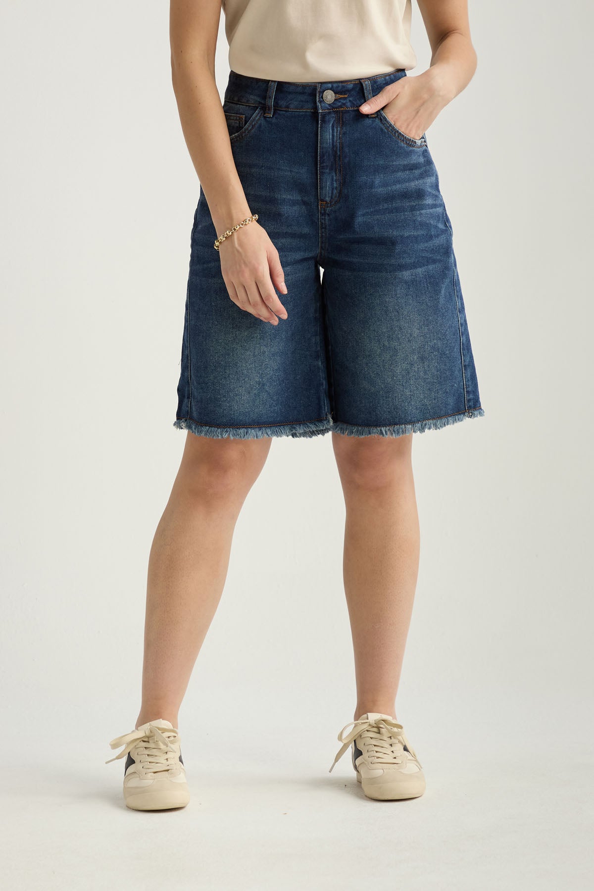 Bermuda lavado oscuro con bota desflecada para mujer