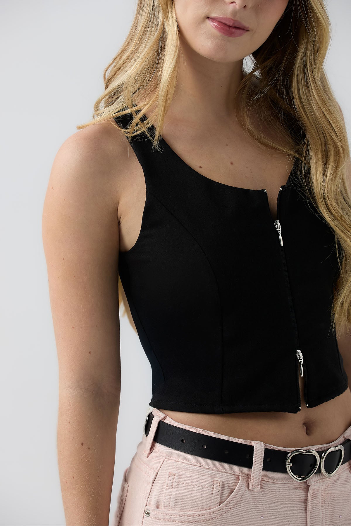 Blusa negra de manga sisa con cierre en frente para jóvenes