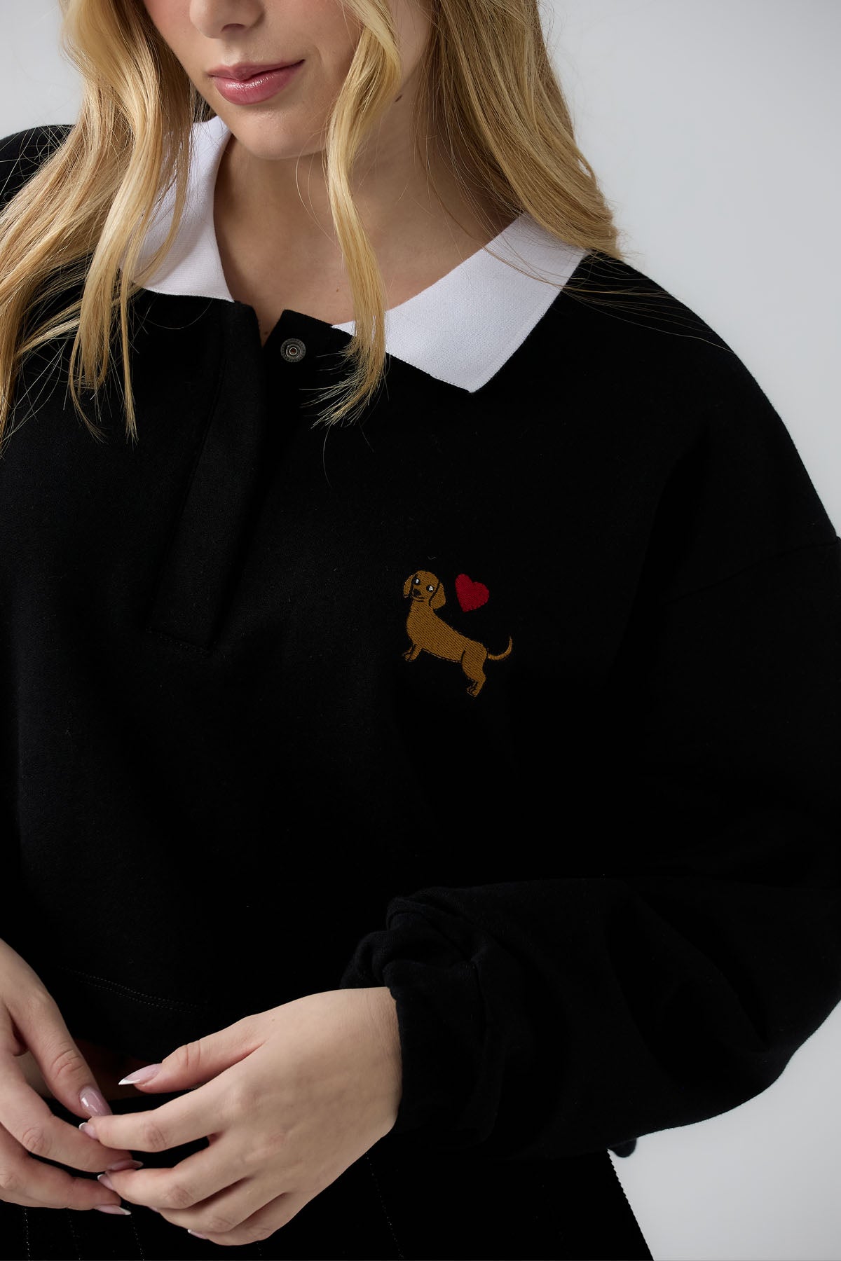 Buzo tipo polo negro estampado para jóvenes