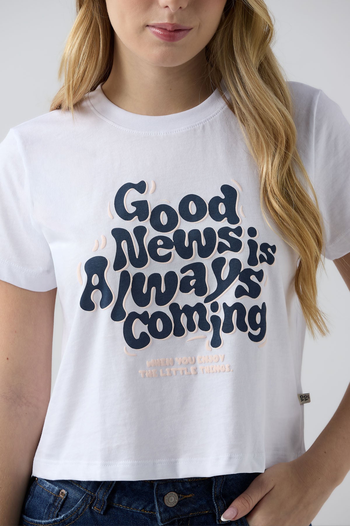 Camiseta blanca de manga corta para jóvenes