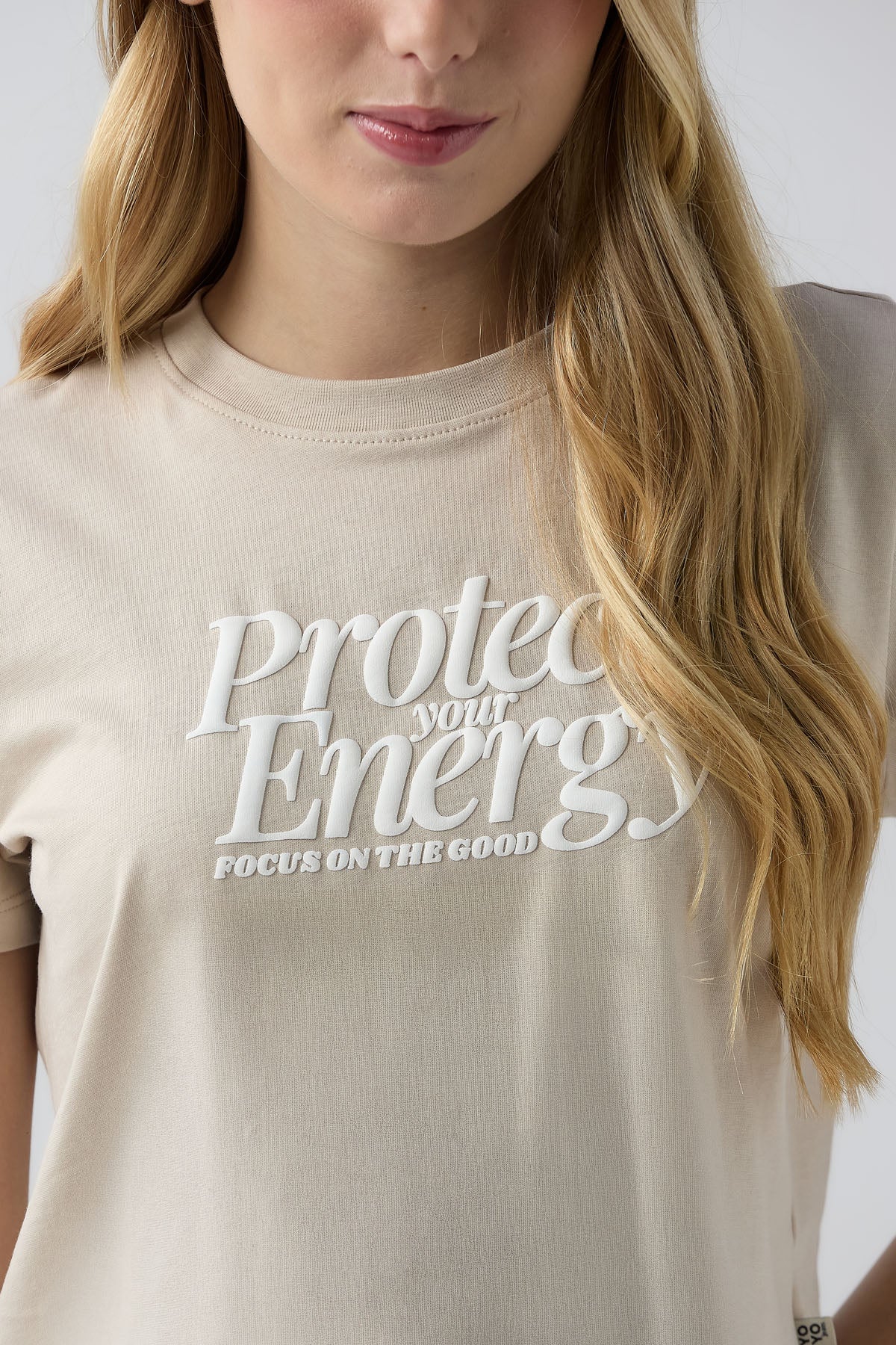 Camiseta arena con estampado para jóvenes