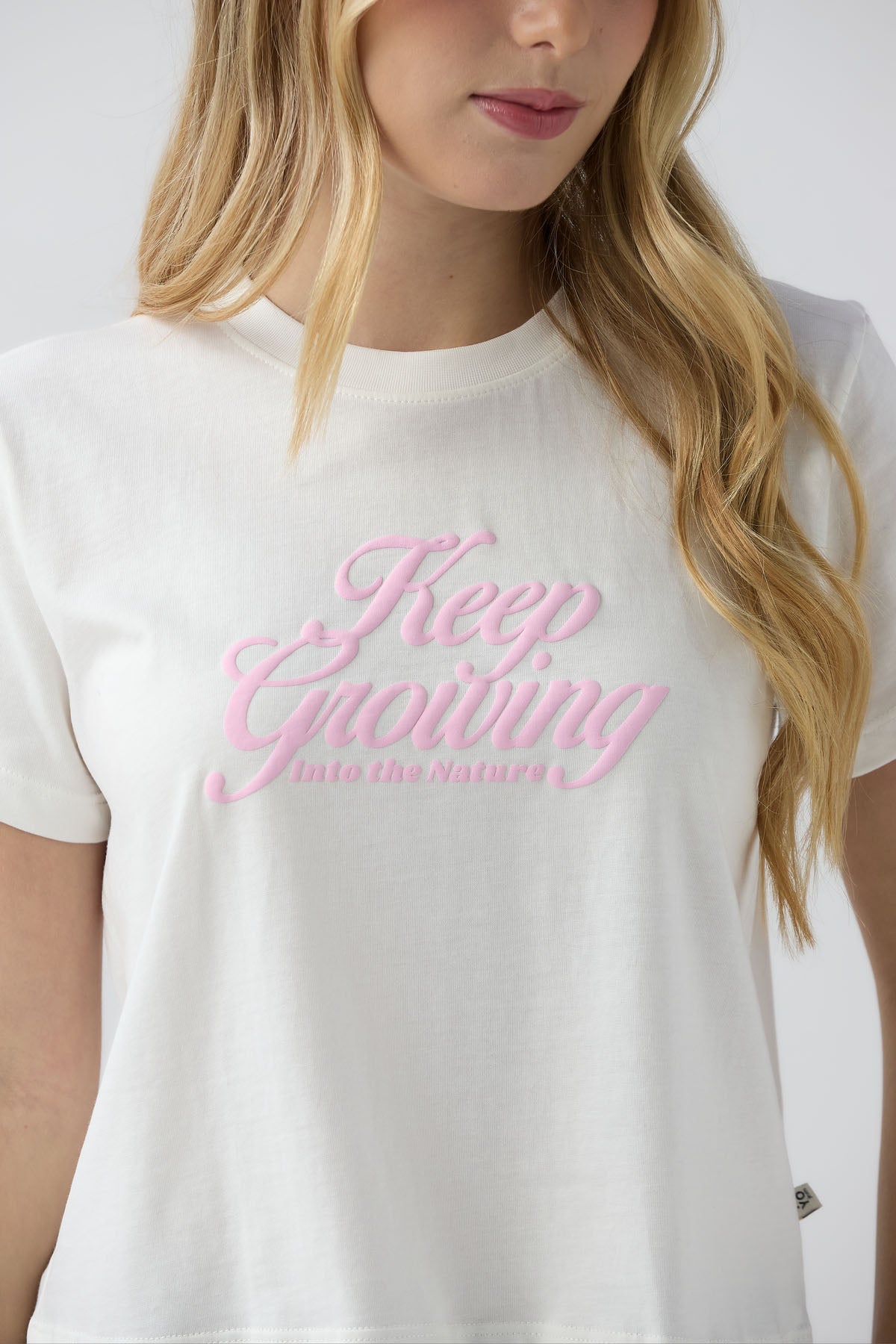 Camiseta marfil con estampado para jóvenes