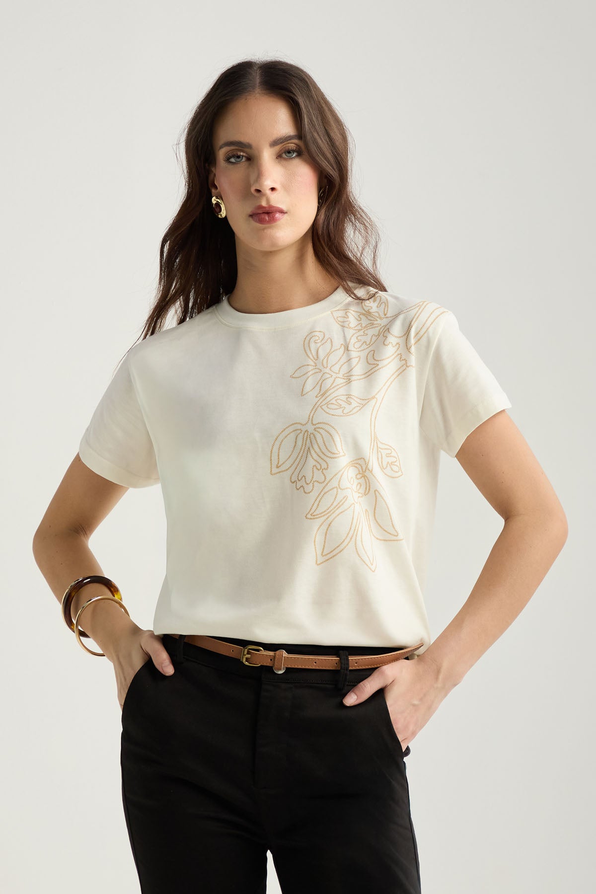 Camiseta marfil con estampado en frente para mujer