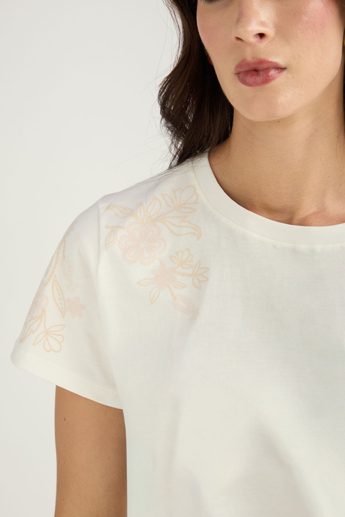 Camiseta marfil estampada en hombros para mujer