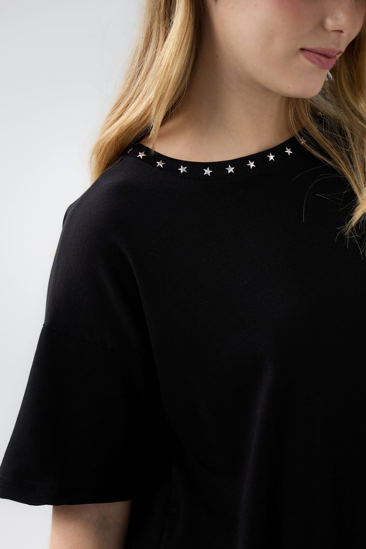 Camiseta negra asimetrica para jóvenes