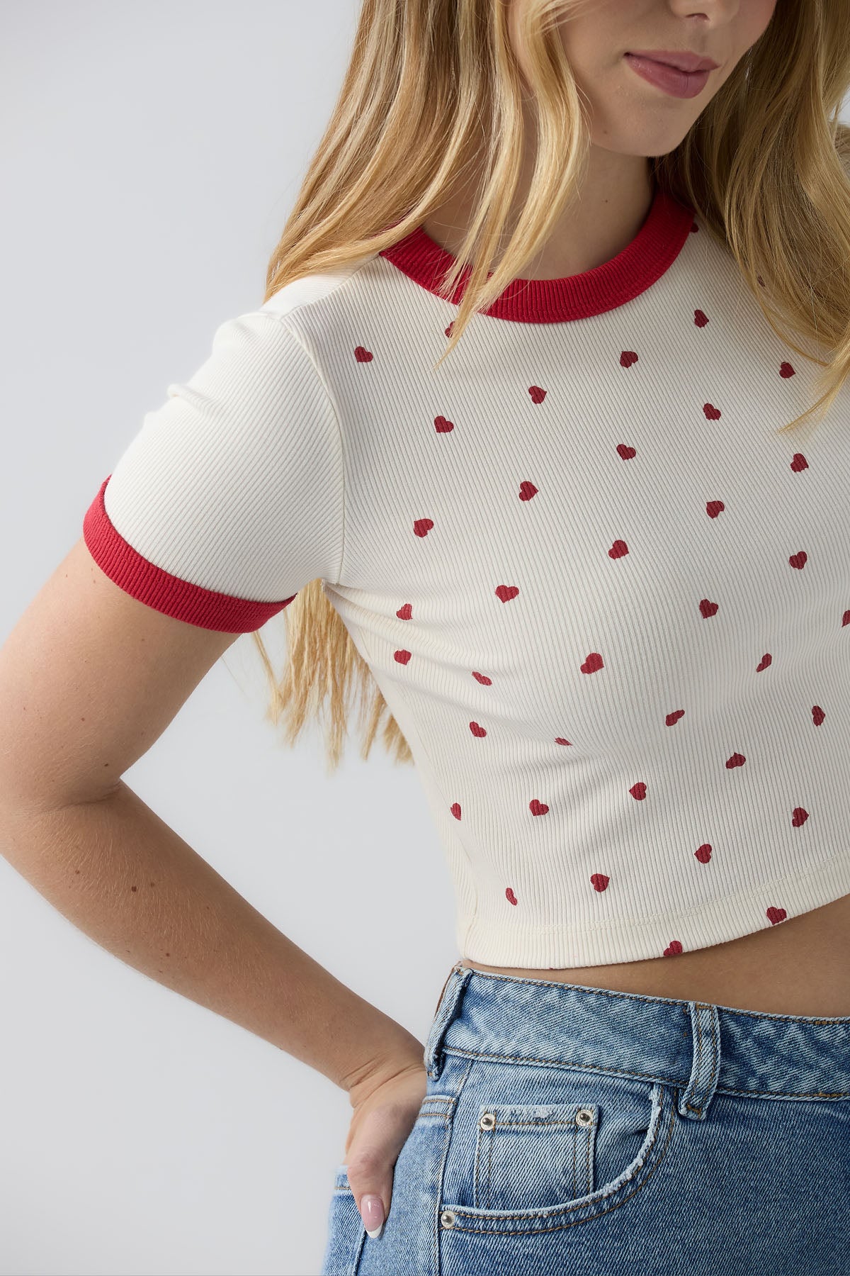 Camiseta marfil con cuello en contraste para jóvenes
