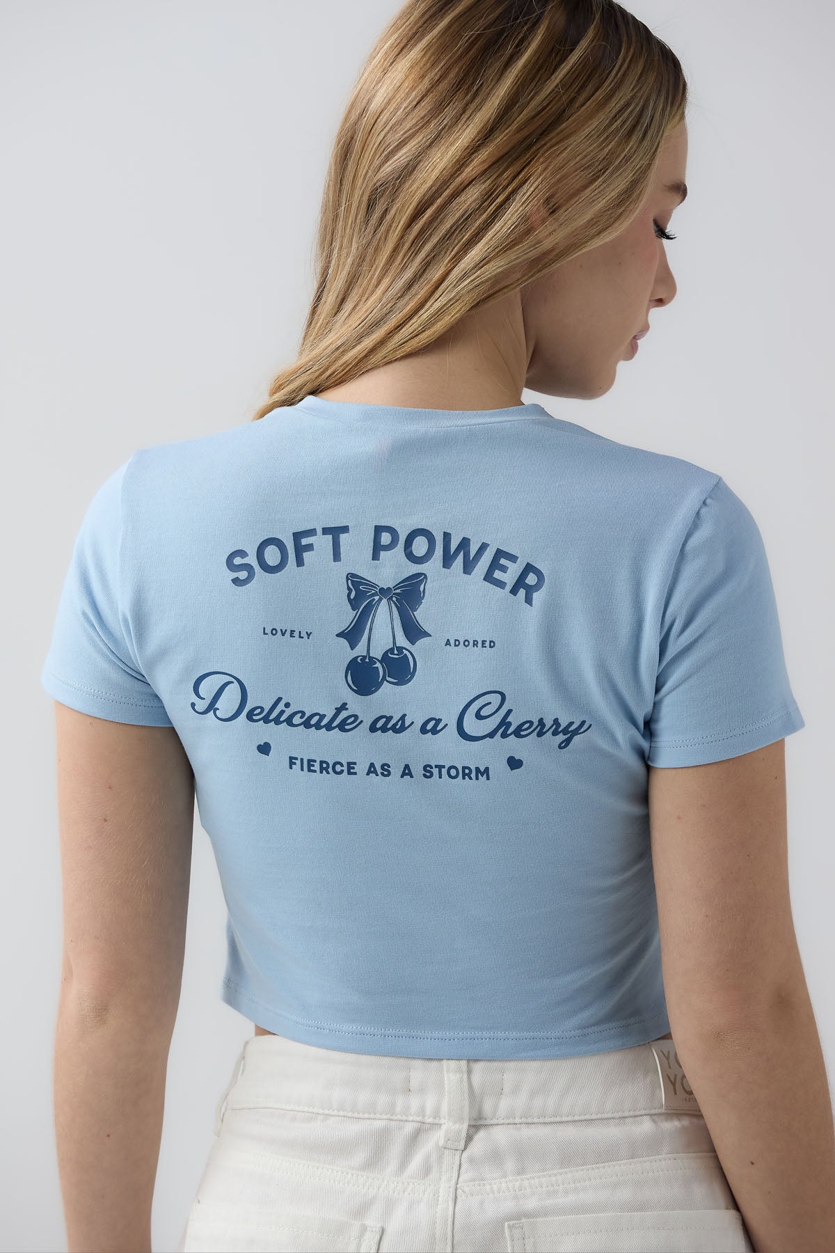 Camiseta azul claro estampada en frente y espalda para jóvenes