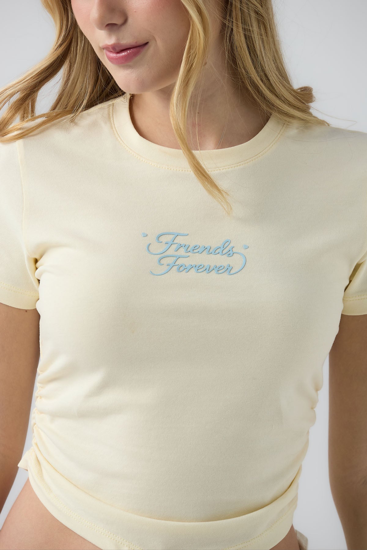 Camiseta amarillo claro en punta para jóvenes