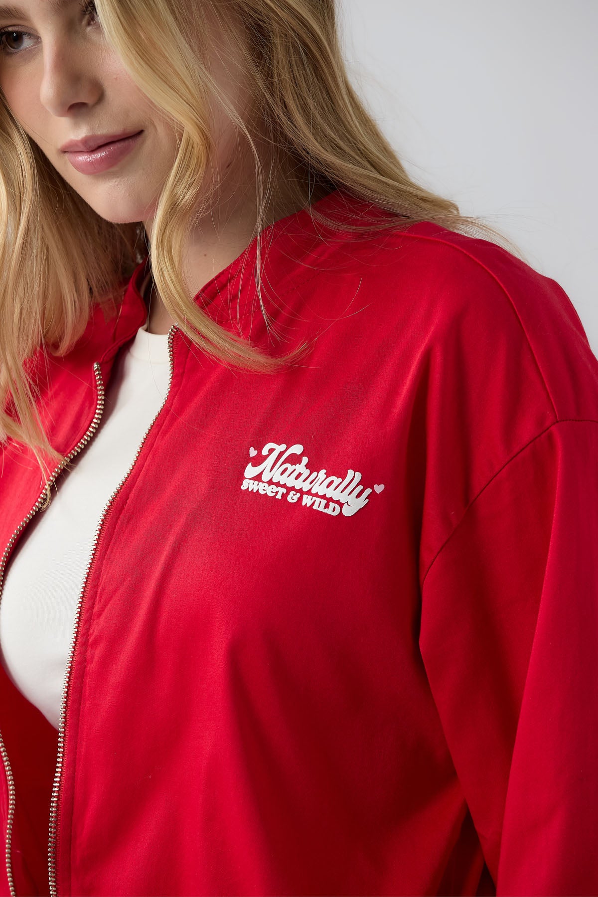 Chaqueta bomber roja con cuello nerú estampada para jóvenes