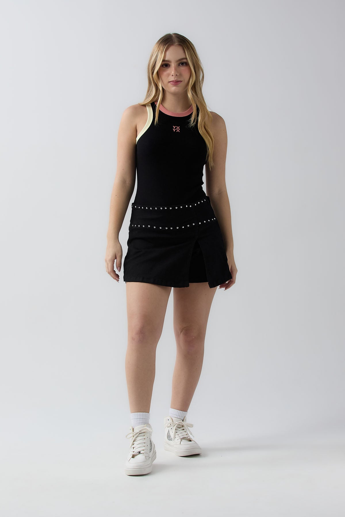 Falda short tono negro oscuro con taches para jóvenes