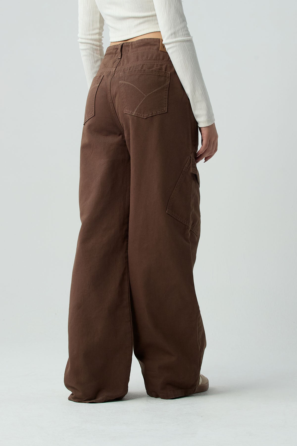 Pantalón cargo café oscuro de tiro alto para jóvenes