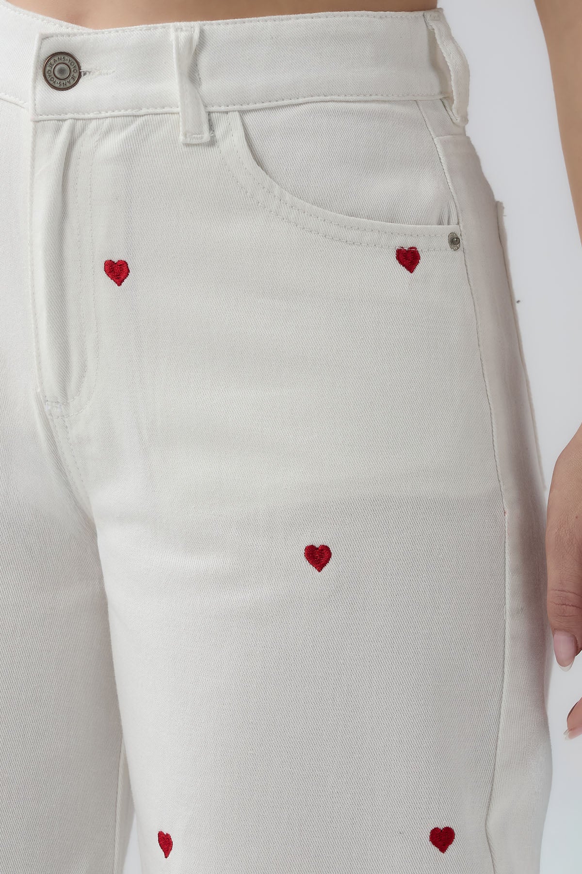 Pantalón retromom en tono marfil con corazones bordados para jóvenes
