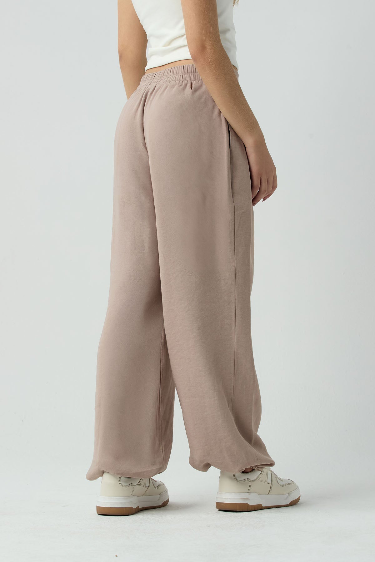 Pantalón arena con recogido en ruedo para jóvenes.