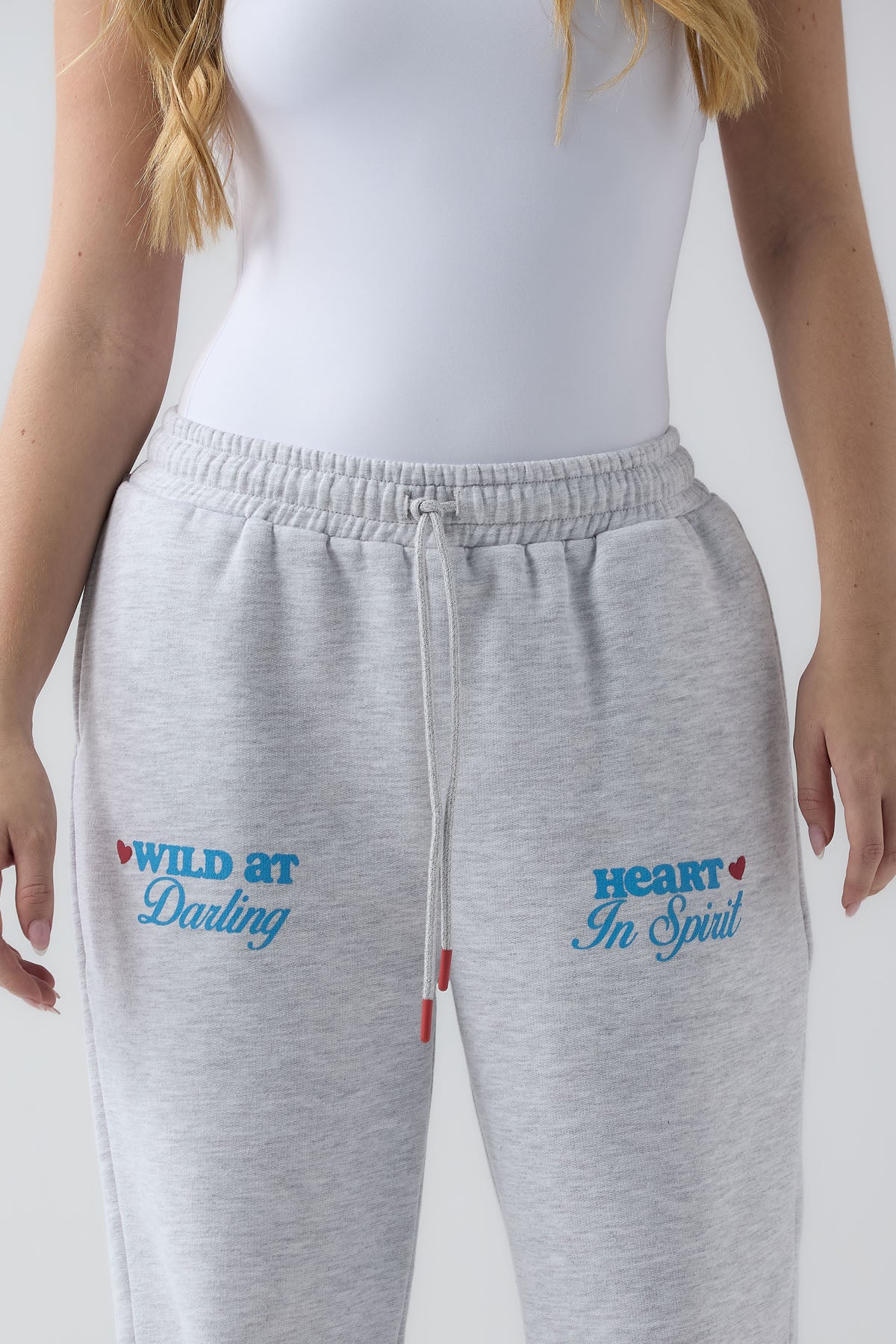 Pantalón gris claro de tiro alto y estampado delantero para jóvenes