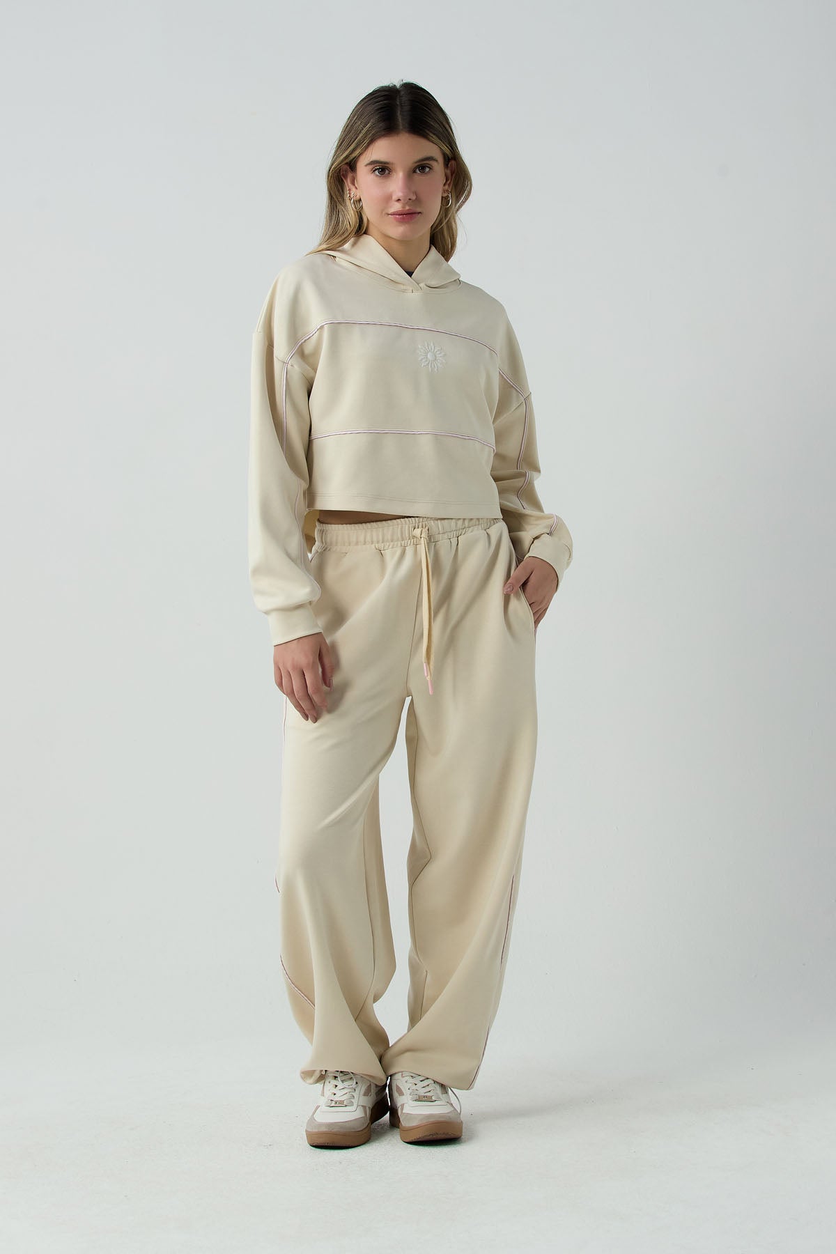 Pantalón arena con sesgos en costados para jóvenes