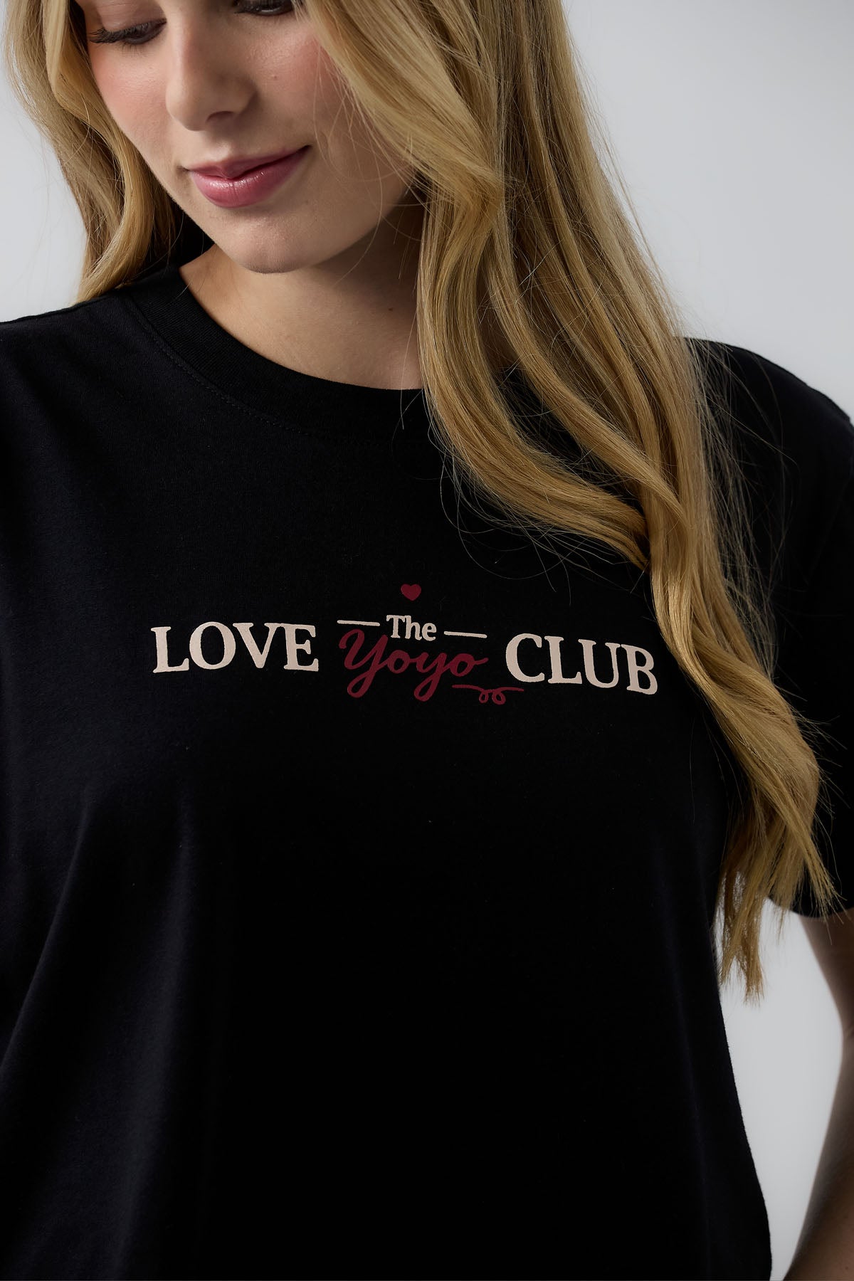 Camiseta color negro de manga corta y estampado delantero para jóvenes