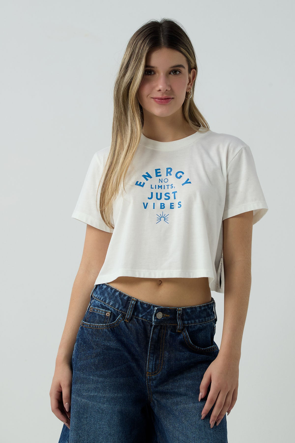 Camiseta de manga corta, color marfil y estampada para jóvenes.