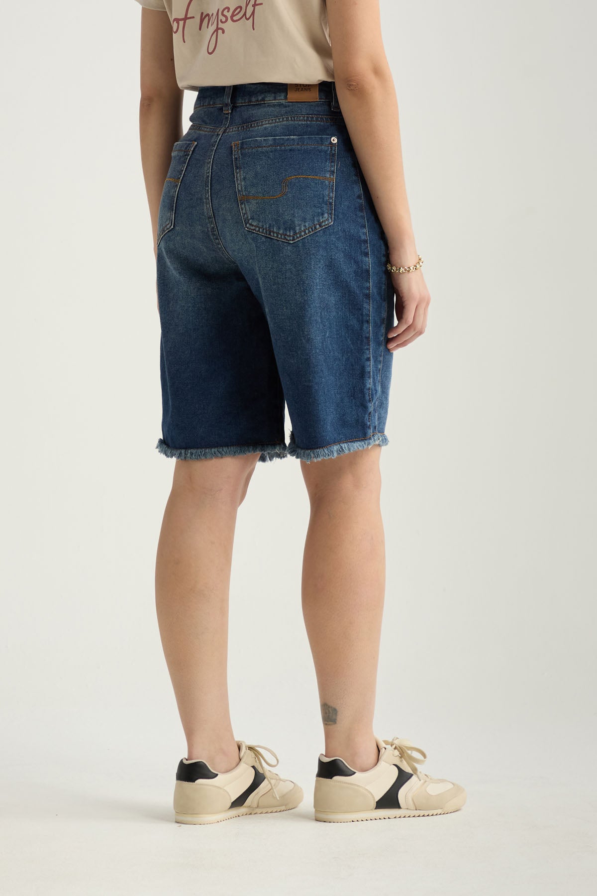 Bermuda lavado oscuro con bota desflecada para mujer