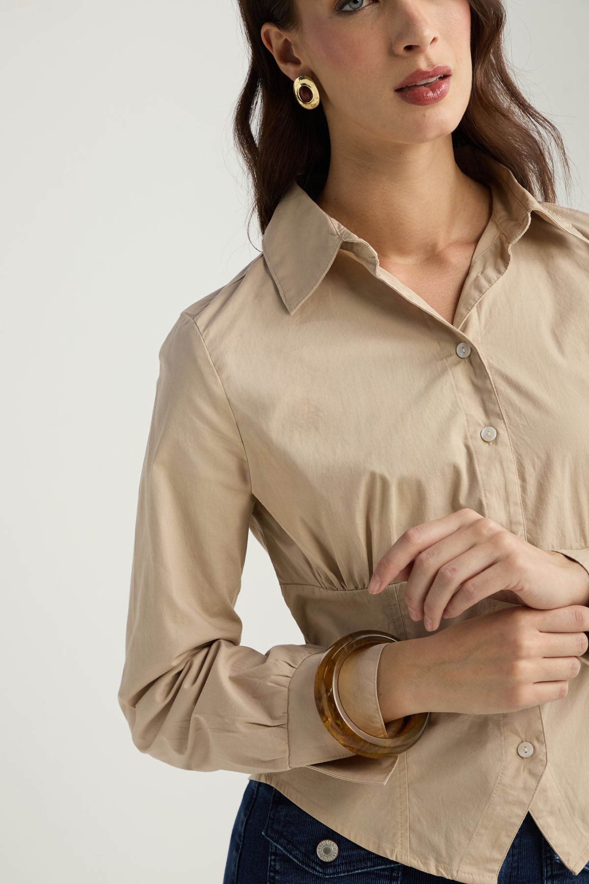 Camisa arena con cortes en frente para mujer