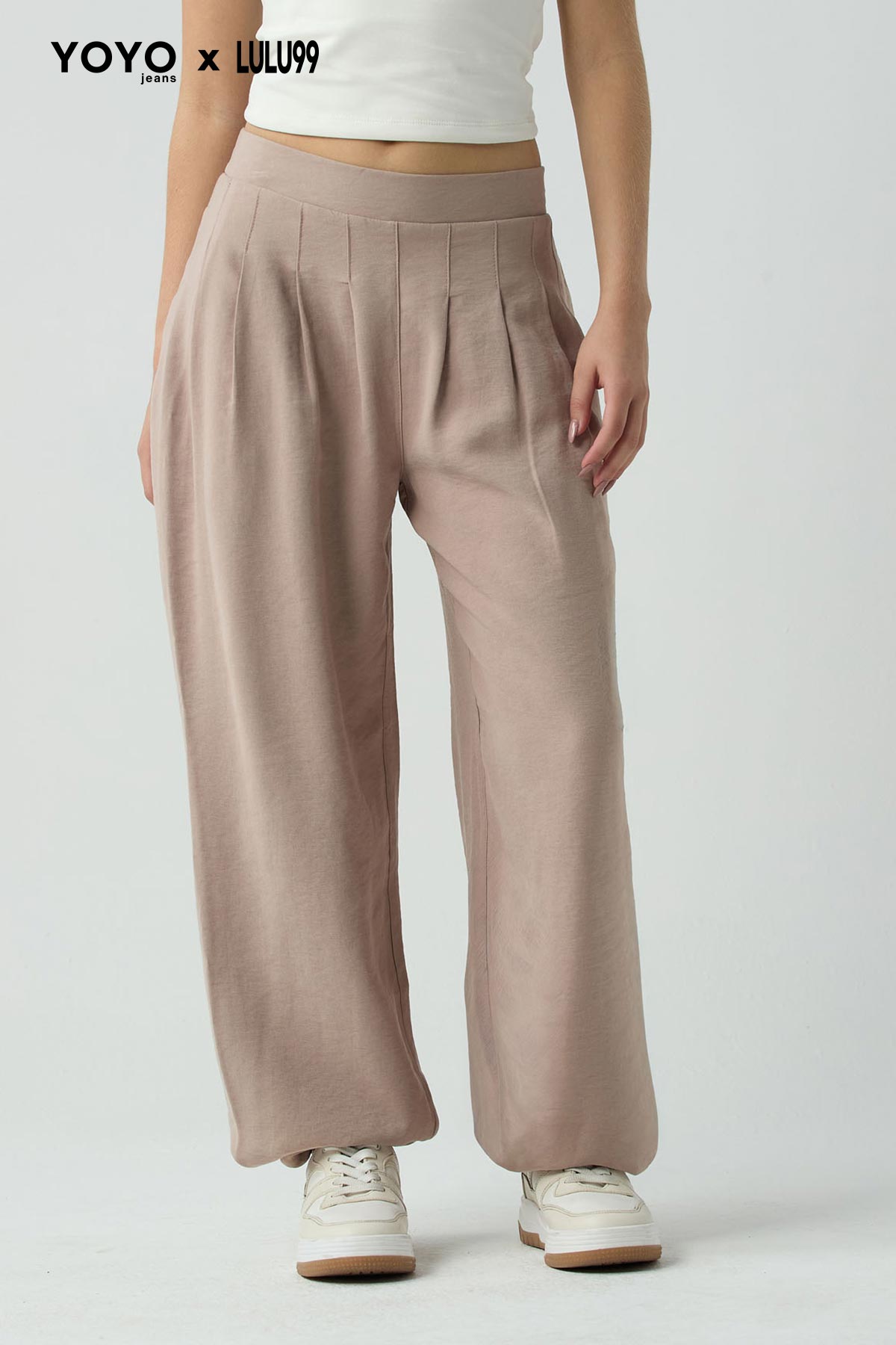 Pantalón arena con recogido en ruedo para jóvenes.