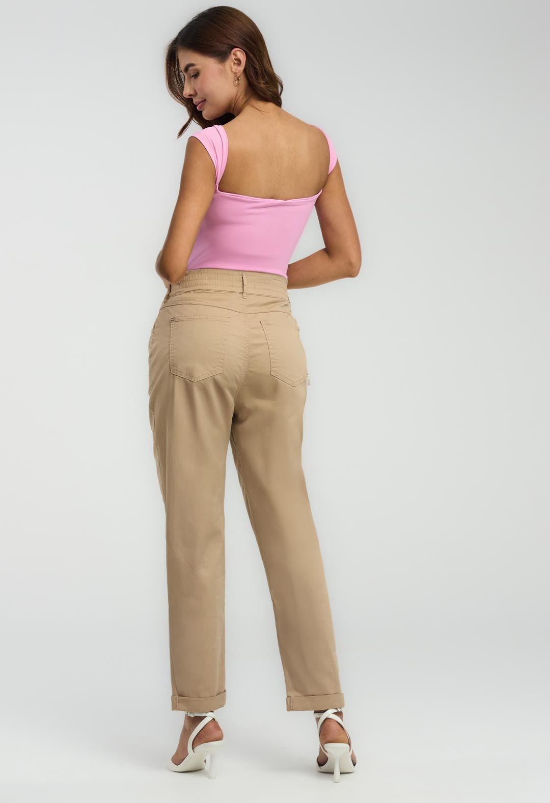 Pantalón baggy de tiro alto para mujeres en color arena, marca Stop, con estilo cómodo y moderno.