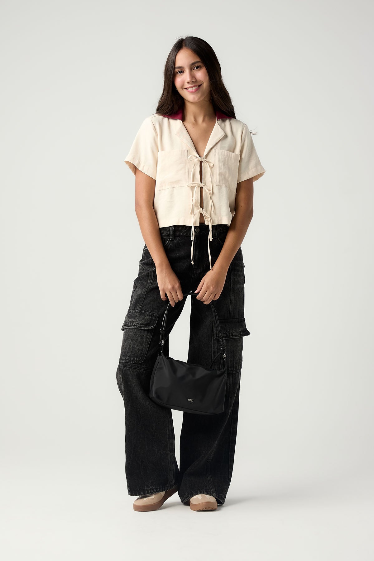 Bolso negro con reata contramarcada para jóvenes
