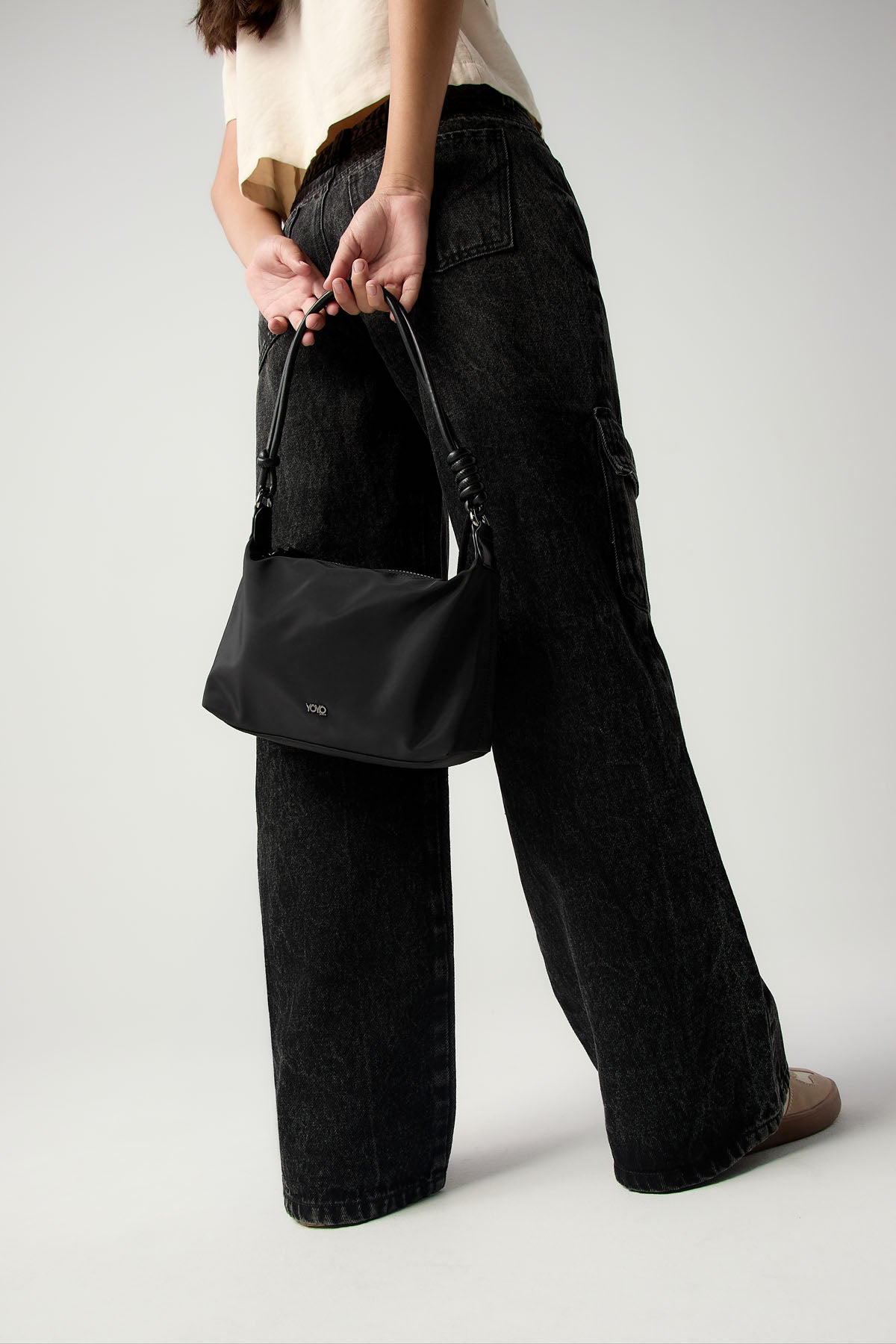 Bolso negro con reata contramarcada para jóvenes